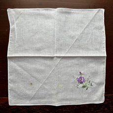 画像2: イギリス ビンテージハンカチ むらさき花刺繍 (2)