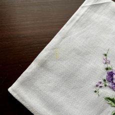 画像8: イギリス ビンテージハンカチ むらさき花刺繍 (8)