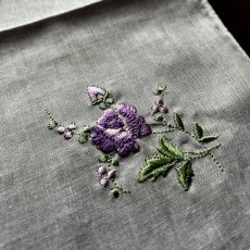 画像7: イギリス ビンテージハンカチ むらさき花刺繍 (7)