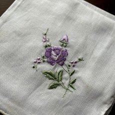 画像9: イギリス ビンテージハンカチ むらさき花刺繍 (9)