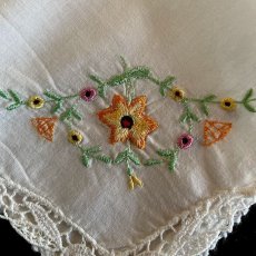 画像7: イギリス ビンテージハンカチ オレンジ花刺繍 (7)