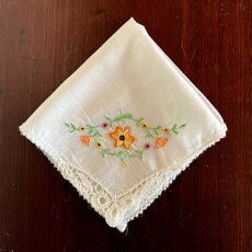 画像1: イギリス ビンテージハンカチ オレンジ花刺繍 (1)
