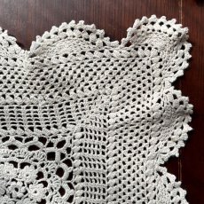 画像9: イギリス ヴィンテージ エクリューカラークロッシェレース テーブルセンター (約56cmX39cm) (9)