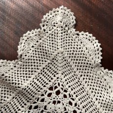 画像6: イギリス ヴィンテージ エクリューカラークロッシェレース テーブルセンター (約56cmX39cm) (6)