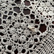 画像8: イギリス ヴィンテージ エクリューカラークロッシェレース テーブルセンター (約56cmX39cm) (8)