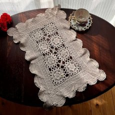 画像2: イギリス ヴィンテージ エクリューカラークロッシェレース テーブルセンター (約56cmX39cm) (2)