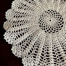 画像3: イギリス ヴィンテージ 淡いエクリューカラー クロッシェドイリー(直径 約18.5cm) (3)