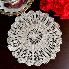 画像2: イギリス ヴィンテージ 淡いエクリューカラー クロッシェドイリー(直径 約18.5cm) (2)