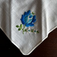 画像3: イギリス ビンテージハンカチ 花刺繍 ブルーフラワー (3)