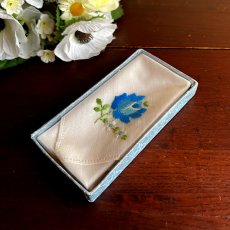 画像2: イギリス ビンテージハンカチ 花刺繍 ブルーフラワー (2)