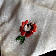 画像7: イギリス ビンテージハンカチ ハンドメイド 花手刺繍 レッドフラワー ONE EMBROIDERED HANDKERCHIEF (7)