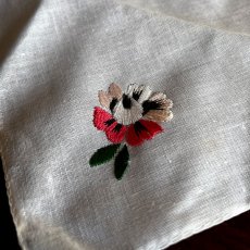 画像4: イギリス ビンテージハンカチ ハンドメイド 花手刺繍 ピンクフラワー ONE EMBROIDERED HANDKERCHIEF (4)