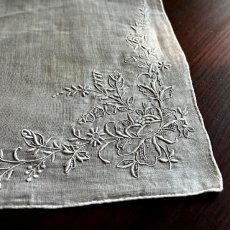 画像5: イギリス ビンテージハンカチ 繊細で贅沢なフラワー刺繍 ホワイトハンカチーフ (5)