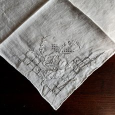 画像6: イギリス ビンテージハンカチ 薄く繊細なフラワー刺繍 ホワイトハンカチーフ (6)