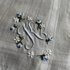 画像6: イギリス ビンテージハンカチ イニシャルK ブルーフラワー刺繍 ホワイトハンカチーフ (6)