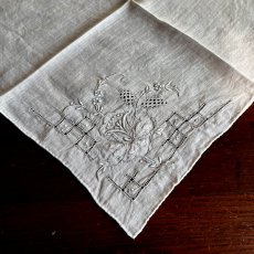 画像3: イギリス ビンテージハンカチ 薄く繊細なフラワー刺繍 ホワイトハンカチーフ (3)