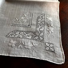 画像5: イギリス ビンテージハンカチ 繊細なフラワー刺繍 ホワイトハンカチーフ (5)