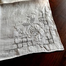 画像5: イギリス ビンテージハンカチ 薄く繊細なフラワー刺繍 ホワイトハンカチーフ (5)