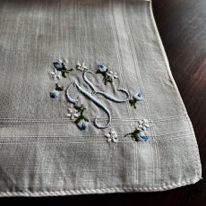 画像5: イギリス ビンテージハンカチ イニシャルK ブルーフラワー刺繍 ホワイトハンカチーフ (5)