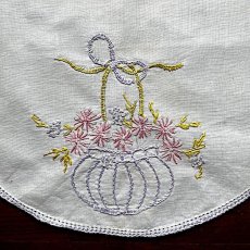 画像3: イギリス ヴィンテージ ハンドメイド手刺繍 フラワーバスケット (直径 約26.0cm) (3)