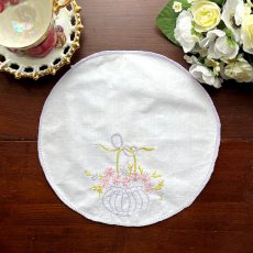 画像1: イギリス ヴィンテージ ハンドメイド手刺繍 フラワーバスケット (直径 約26.0cm) (1)