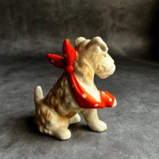 画像4: イギリス 1950年代 ヴィンテージ陶器 犬置物 包帯ドッグ DOG Porcelain 傷ついた前足 MADE IN JAPAN 里帰り品 (4)