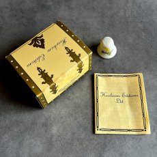 画像2: アメリカ 1983年 HEIRLOOM EDITIONS ネブラスカ州 花＆鳥 箱付き ハンドペイント 陶製シンブル 指ぬき (2)