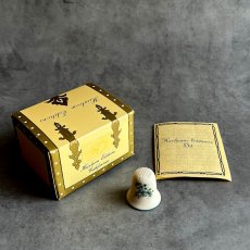 画像1: アメリカ 1983年 HEIRLOOM EDITIONS ミシガン州 花＆鳥 箱付き ハンドペイント 陶製シンブル 指ぬき (1)