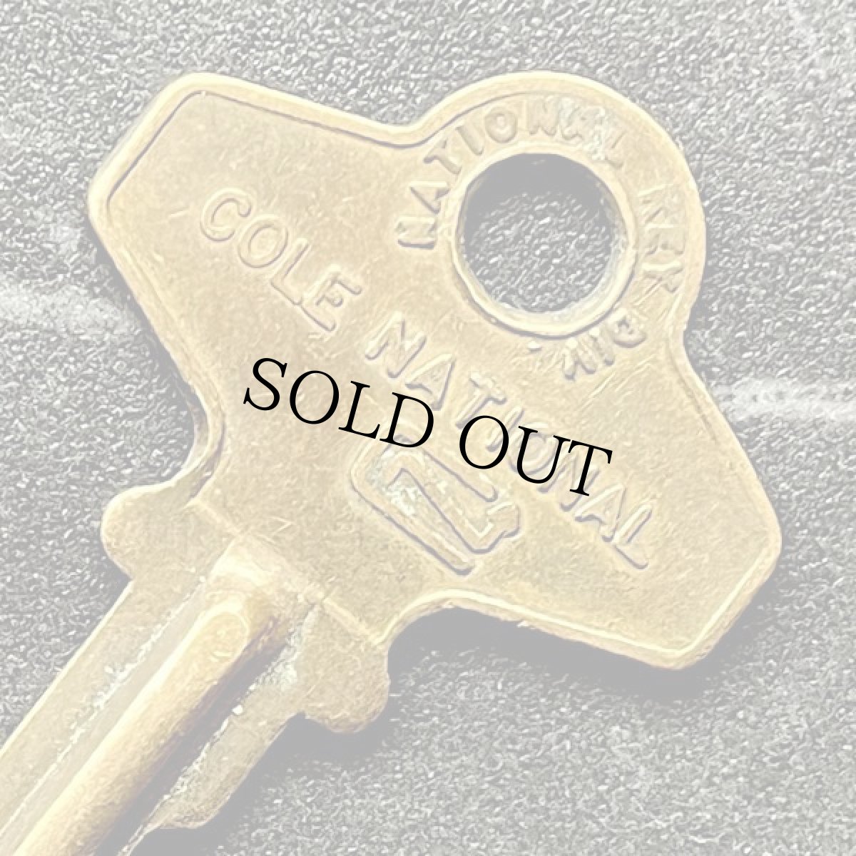 画像1: アメリカ ヴィンテージ鍵 レトロキー COLE NATIONAL KEY 海外アンティーク (約5.8cm) (1)