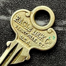 画像1: アメリカ ヴィンテージ鍵 レトロキー EAGLE LOCK Co U.S.A 海外アンティーク ペンダントトップ (約4.4cm) (1)