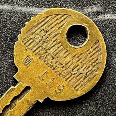 画像1: アメリカ ヴィンテージ鍵 BELL LOCK M119 NOVELTY CO CHICAGO U.S.A. アメリカ製 (約4.4cm) (1)