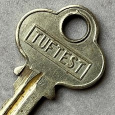 画像1: アメリカ ヴィンテージ鍵 TUFTEST MADE IN HONG KONG レトロキー 古いカギ (1)