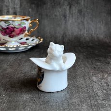 画像1: 英国 1920-1950年代 アンティーク 陶器 帽子の中の仔猫 ポーツマス PORTSMOUTH クレストウェア CREST WARE (1)