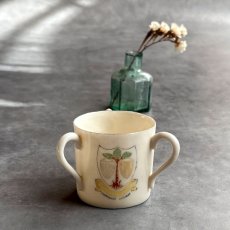 画像1: 英国 1920-1950年代 アンティーク 陶器 3ハンドルカップ ENGLAND 紋章 クレストウェア CREST WARE (1)
