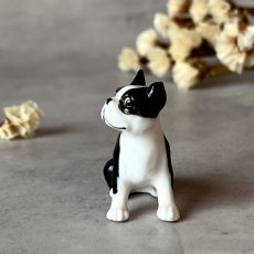 画像2: イギリス 小さなお座りボストンテリア犬 小さな陶製フィギュリン ヴィンテージオーナメント 愛犬雑貨 (2)