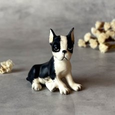 画像1: イギリス ぺたんとお座り ボストンテリア犬 小さな陶製フィギュリン ヴィンテージオーナメント 愛犬雑貨 (1)