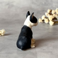 画像3: イギリス ぺたんとお座り ボストンテリア犬 小さな陶製フィギュリン ヴィンテージオーナメント 愛犬雑貨 (3)