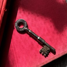 画像2: イギリス アンティーク ドアキー GIBBONS製 古い鍵 ラッキーアイテム 刻印WB4/FF51 約7.8cm  (2)