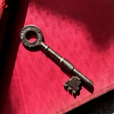 画像2: イギリス アンティーク ドアキー GIBBONS製 古い鍵 ラッキーアイテム 刻印WB4/FF3 約7.9cm  (2)