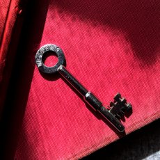 画像1: イギリス アンティーク ドアキー GIBBONS製 古い鍵 ラッキーアイテム 刻印WB4/FF24 約7.8cm  (1)