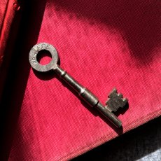 画像1: イギリス アンティーク ドアキー GIBBONS製 古い鍵 ラッキーアイテム 刻印WB4/FF3 約7.9cm  (1)