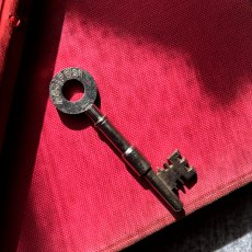 画像1: イギリス アンティーク ドアキー GIBBONS製 古い鍵 ラッキーアイテム 刻印WB4/FF51 約7.8cm  (1)