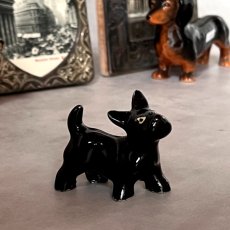 画像1: アメリカ 愛嬌のあるブラックテリア犬 陶製ミニチュア置物 DOG 犬雑貨 (1)
