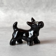 画像2: アメリカ 愛嬌のあるブラックテリア犬 陶製ミニチュア置物 DOG 犬雑貨 (2)