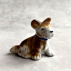 画像1: アメリカ 1950年代 青い首輪のお座り犬 小さな陶製ミニチュア犬置物 オキュパイドジャパン 昭和レトロ犬 JAPAN DOG 犬雑貨 (1)