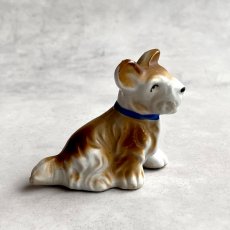画像2: アメリカ 1950年代 青い首輪のお座り犬 小さな陶製ミニチュア犬置物 オキュパイドジャパン 昭和レトロ犬 JAPAN DOG 犬雑貨 (2)