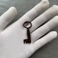画像5: アメリカ 1920年頃-1950年代 アンティーク キャビネットキー/金庫鍵 幸運の鍵 ラッキーアイテム 開運/縁起物/お守り約 長さ4.7cm  (5)