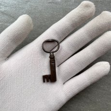 画像5: アメリカ 1920年頃-1950年代 アンティーク キャビネットキー/金庫鍵 幸運の鍵 ラッキーアイテム 開運/縁起物/お守り約 長さ4.7cm  (5)