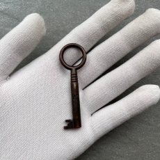 画像5: アメリカ 1920年頃-1950年代 アンティーク 刻印4 キャビネット鍵/ドアキー 幸運の鍵 ラッキーアイテム 開運/縁起物/お守り約 長さ6.5cm  (5)