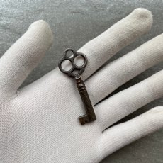 画像5: アメリカ 1920年頃-1950年代 アンティーク キャビネット鍵/ドアキー 幸運/開運  オープンバレルボウ スチームパンク 約 長さ5.8cm (5)